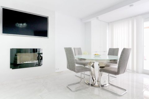 Townhouse for sale Punta Prima, Alicante, Spain 4 bedrooms, 260 sq.m. No. 131809 - photo 11