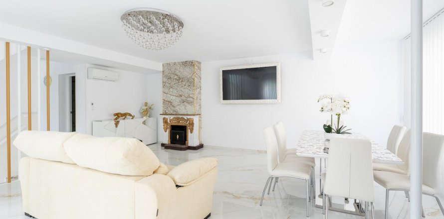 Townhouse Punta Prima, Alicante, Spain 4 bedrooms, 260 sq.m. No. 131809