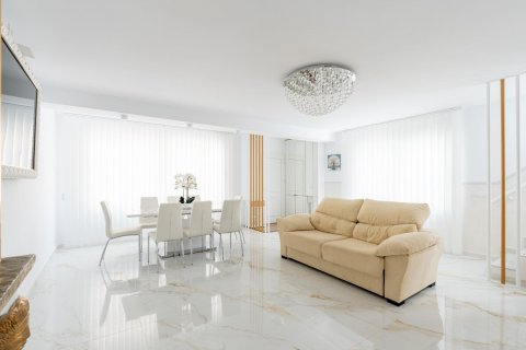 Townhouse for sale Punta Prima, Alicante, Spain 4 bedrooms, 260 sq.m. No. 131809 - photo 8