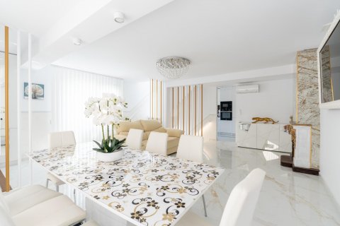 Townhouse for sale Punta Prima, Alicante, Spain 4 bedrooms, 260 sq.m. No. 131809 - photo 2