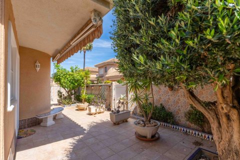Villa for sale Punta Prima, Alicante, Spain 3 bedrooms, 182 sq.m. No. 131812 - photo 3
