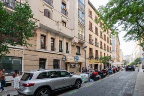 Продажа квартиры в Мадрид, Испания 2 спальни, 61м2 №122214 - фото 27