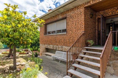 Villa for rent Pozuelo de Alarcon, Madrid, Spain 4 bedrooms, 228 sq.m. No. 129952 - photo 1