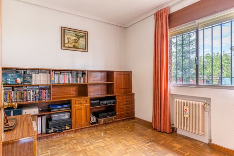 Villa for rent Pozuelo de Alarcon, Madrid, Spain 4 bedrooms, 228 sq.m. No. 129952 - photo 12