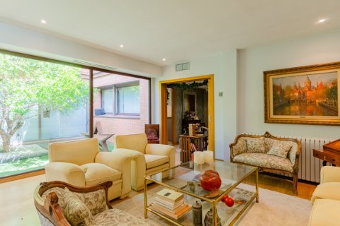 Продажа виллы в Фуэнте-дель-Фресно, Мадрид, Испания 6 спален, 489м2 №121656 - фото 15