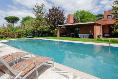 Продажа виллы в Фуэнте-дель-Фресно, Мадрид, Испания 6 спален, 489м2 №121656 - фото 1