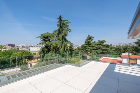 Аренда квартиры в Мадрид, Испания 3 спальни, 138м2 №122394 - фото 15