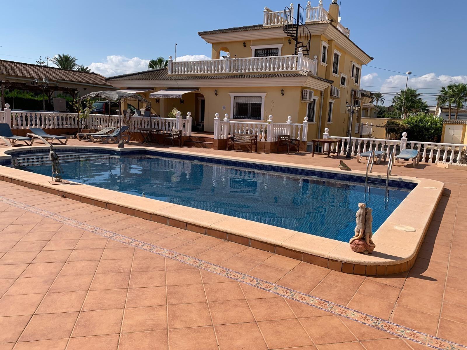 Huvila Los Balcones, Alicante, Espanja 6 makuuhuonetta, 340 m2 No. 126936