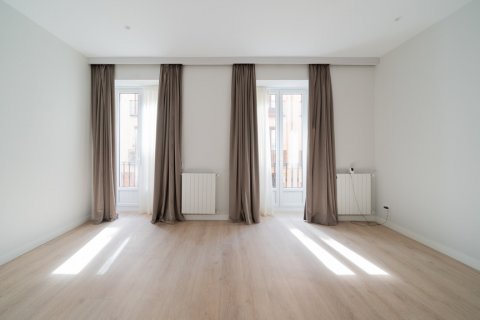Apartment for rent Madrid, Spain 3 bedrooms, 150 sq.m. No. 119990 - photo 2