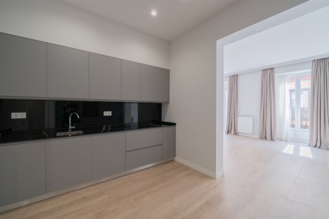 Apartment for rent Madrid, Spain 3 bedrooms, 150 sq.m. No. 119990 - photo 13