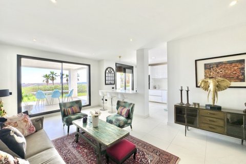 Huoneisto myytävänä Estepona, Malaga, Espanja, 3 makuuhuonetta, 188 m2 No. 127505 - kuva 2