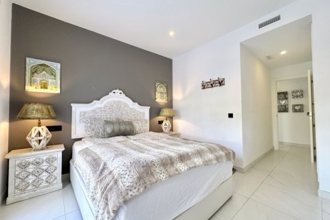 Huoneisto myytävänä Estepona, Malaga, Espanja, 3 makuuhuonetta, 188 m2 No. 127505 - kuva 13