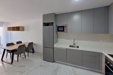 Apartamento en venta en Torrevieja, Alicante, España 2 dormitorios, 80 m2 No. 127185 - foto 1