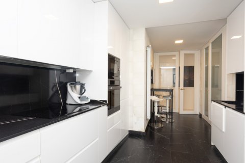 Apartment for sale Madrid, Spain 4 bedrooms, 249 sq.m. No. 122219 - photo 2