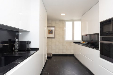 Apartment for sale Madrid, Spain 4 bedrooms, 249 sq.m. No. 122219 - photo 1