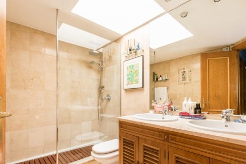 Kaupunkipientalo myytävänä Alcobendas, Madrid, Espanja, 6 makuuhuonetta, 270 m2 No. 124727 - kuva 23