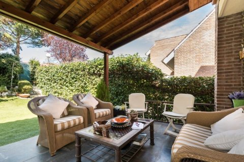Kaupunkipientalo myytävänä Alcobendas, Madrid, Espanja, 6 makuuhuonetta, 270 m2 No. 124727 - kuva 7