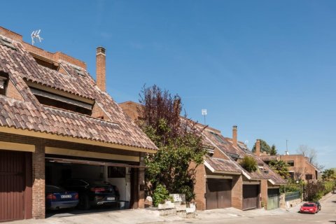 Kaupunkipientalo myytävänä Alcobendas, Madrid, Espanja, 6 makuuhuonetta, 270 m2 No. 124727 - kuva 3