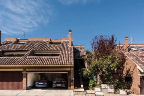 Kaupunkipientalo myytävänä Alcobendas, Madrid, Espanja, 6 makuuhuonetta, 270 m2 No. 124727 - kuva 2