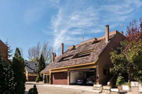 Kaupunkipientalo myytävänä Alcobendas, Madrid, Espanja, 6 makuuhuonetta, 270 m2 No. 124727 - kuva 5