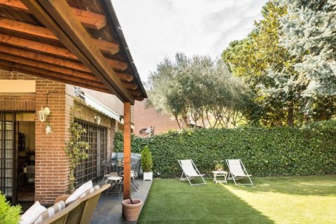 Kaupunkipientalo myytävänä Alcobendas, Madrid, Espanja, 6 makuuhuonetta, 270 m2 No. 124727 - kuva 6