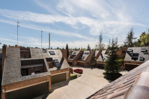 Kaupunkipientalo myytävänä Alcobendas, Madrid, Espanja, 6 makuuhuonetta, 270 m2 No. 124727 - kuva 4