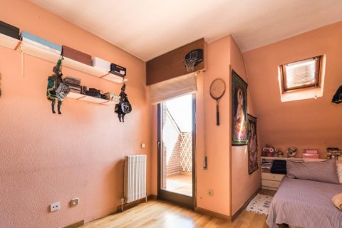 Kaupunkipientalo myytävänä Alcobendas, Madrid, Espanja, 6 makuuhuonetta, 270 m2 No. 124727 - kuva 19