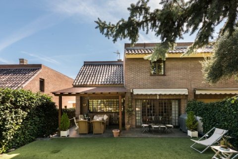 Kaupunkipientalo myytävänä Alcobendas, Madrid, Espanja, 6 makuuhuonetta, 270 m2 No. 124727 - kuva 1