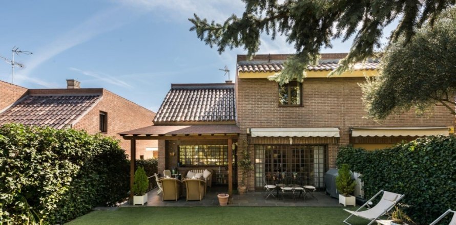 Kaupunkipientalo Alcobendas, Madrid, Espanja 6 makuuhuonetta, 270 m2 No. 124727