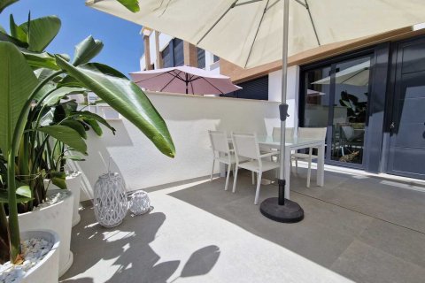 Townhouse for sale in Guardamar del Segura, Alicante, Spain 3 bedrooms,  No. 131946 - photo 2