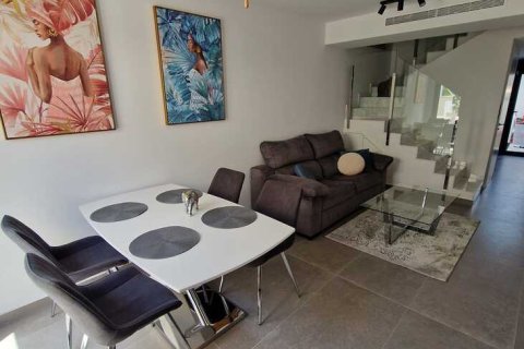 Townhouse for sale in Guardamar del Segura, Alicante, Spain 3 bedrooms,  No. 131946 - photo 3
