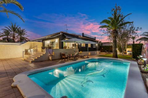 Huvila myytävänä Rocio Del Mar, Alicante, Espanja, 4 makuuhuonetta, 141 m2 No. 128857 - kuva 2