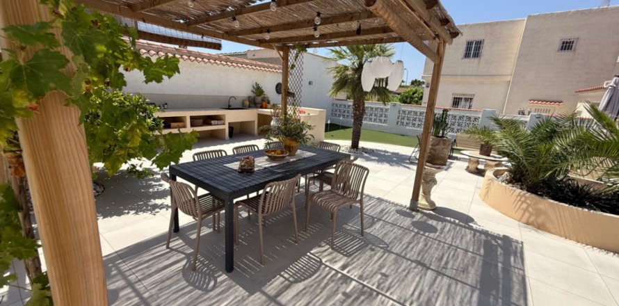 Villa Torrevieja, Alicante, España 3 dormitorios, 151 m2 No. 131520