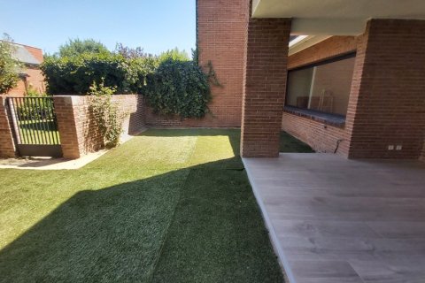 Townhouse for rent Alcobendas, Madrid, Spain 5 bedrooms, 250 sq.m. No. 129425 - photo 1