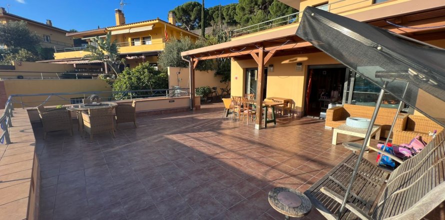 Talo Calella, Barcelona, Espanja 4 makuuhuonetta, 283 m2 No. 130447
