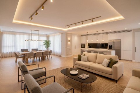Продажа квартиры Мадрид, Испания 3 спальни, 154м2 №127234 - фото 2