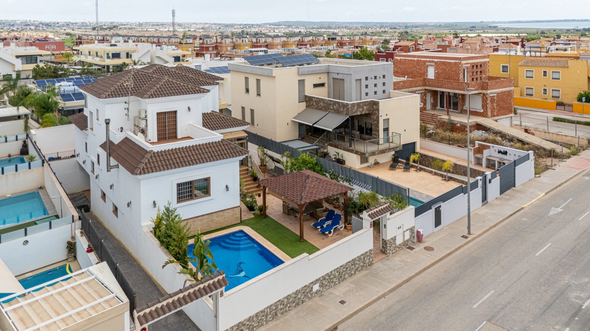 Huvila Los Montesinos, Alicante, Espanja 4 makuuhuonetta, 417 m2 No. 129349