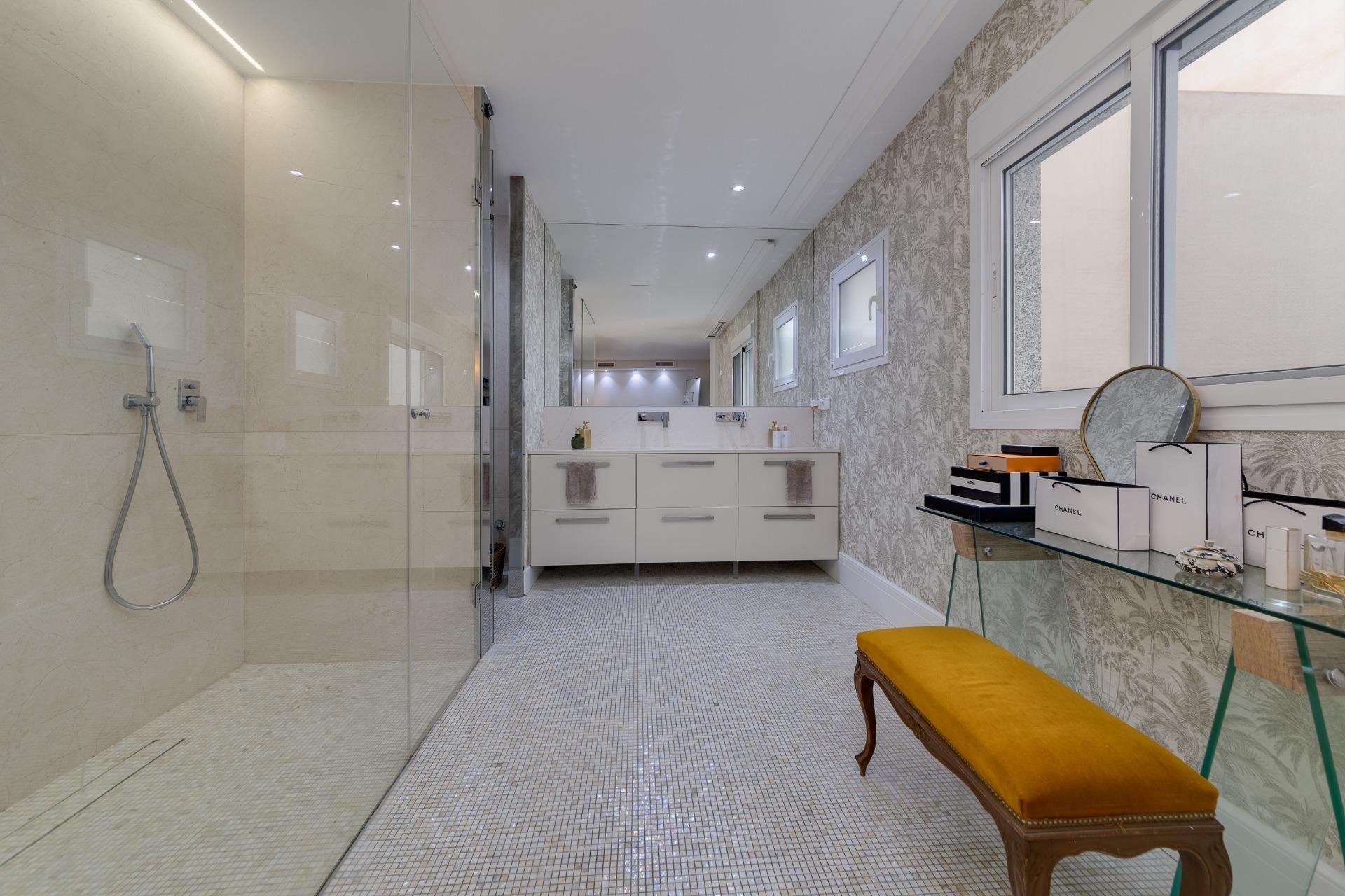 Huoneisto Torrevieja, Alicante, Espanja 4 makuuhuonetta, 265 m2 No. 125733