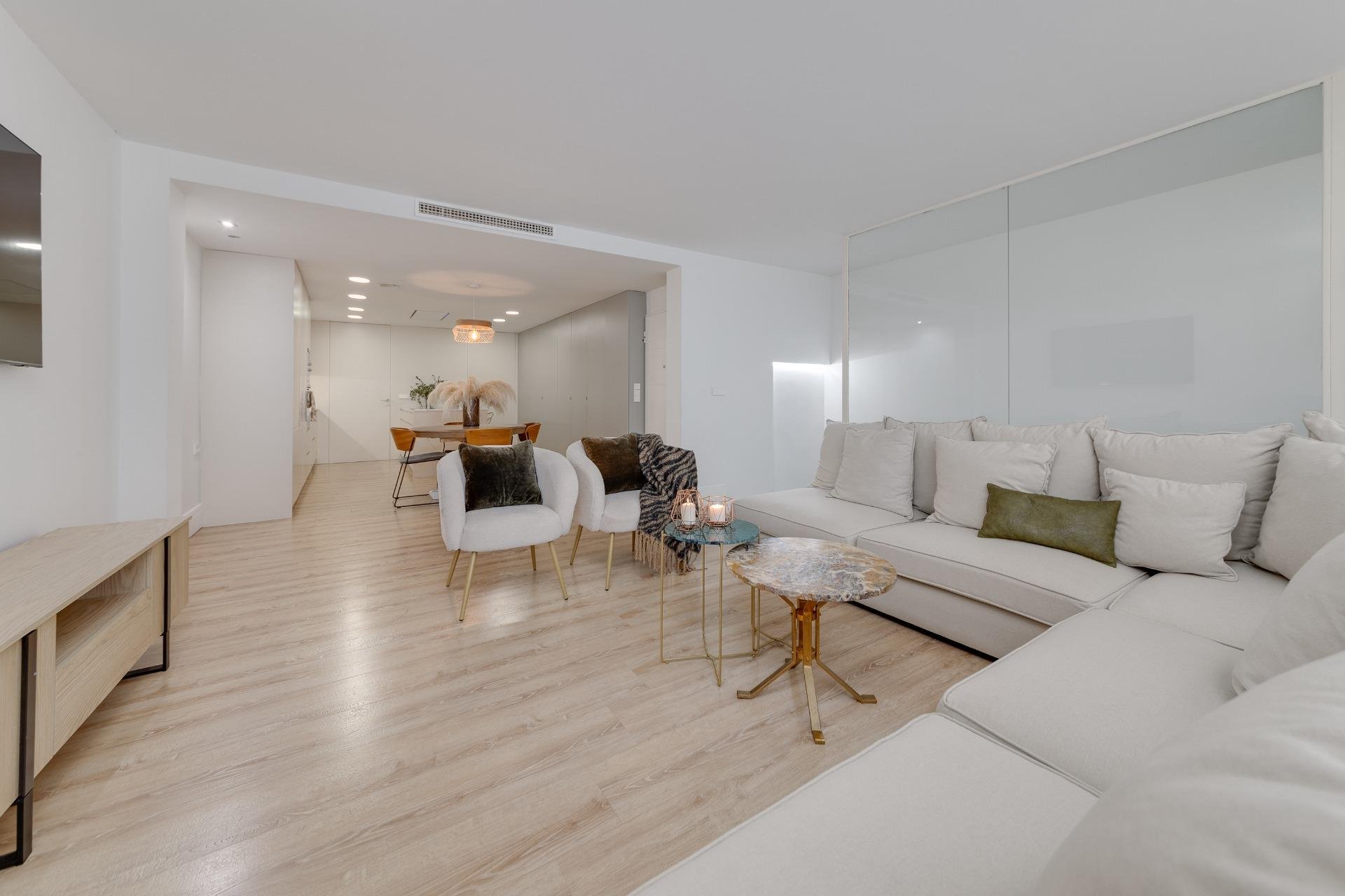 Huoneisto Torrevieja, Alicante, Espanja 4 makuuhuonetta, 265 m2 No. 125733