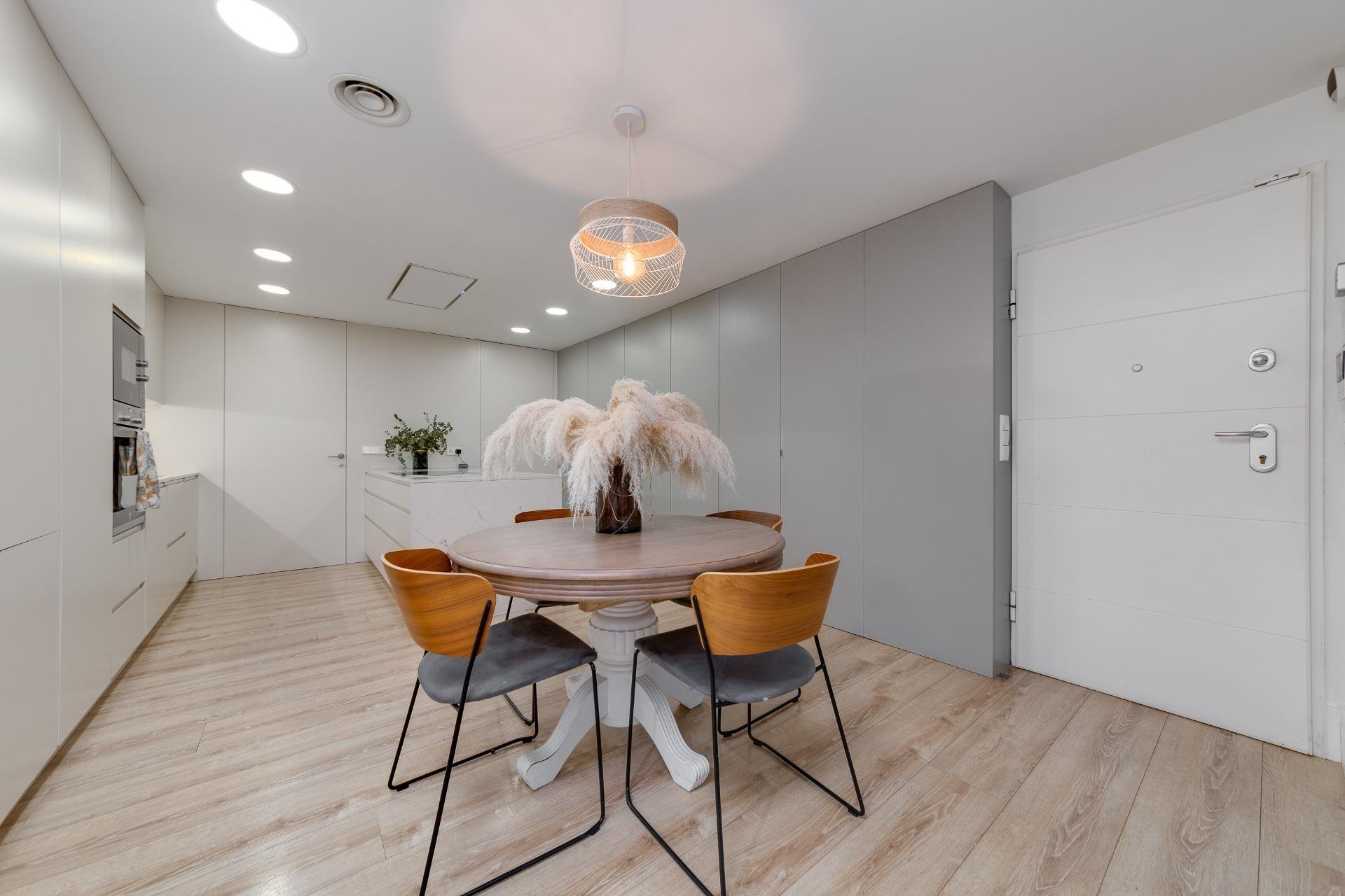 Huoneisto Torrevieja, Alicante, Espanja 4 makuuhuonetta, 265 m2 No. 125733