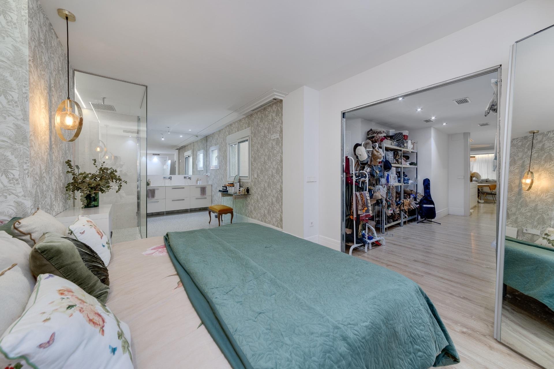 Huoneisto Torrevieja, Alicante, Espanja 4 makuuhuonetta, 265 m2 No. 125733