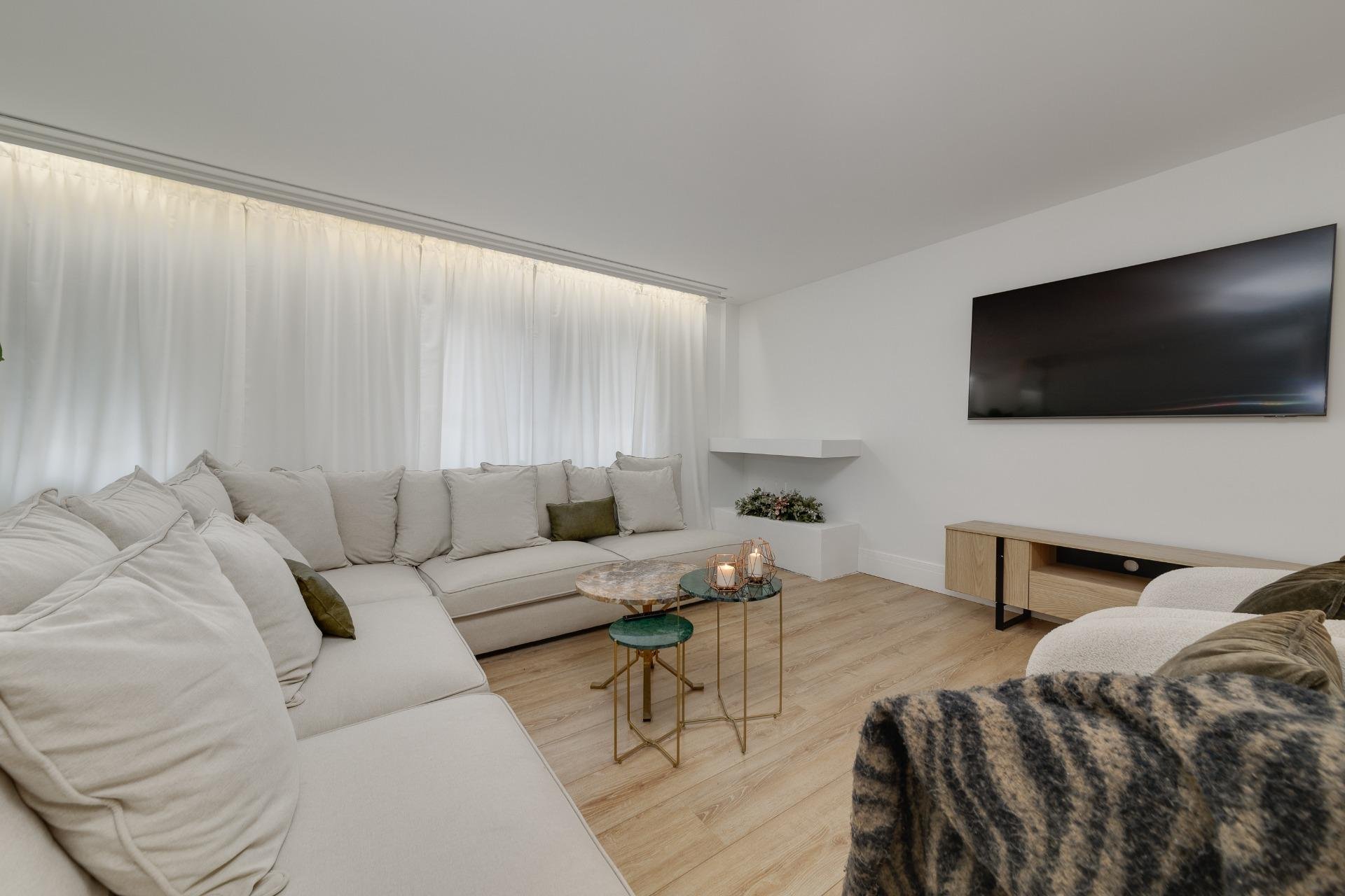 Huoneisto Torrevieja, Alicante, Espanja 4 makuuhuonetta, 265 m2 No. 125733
