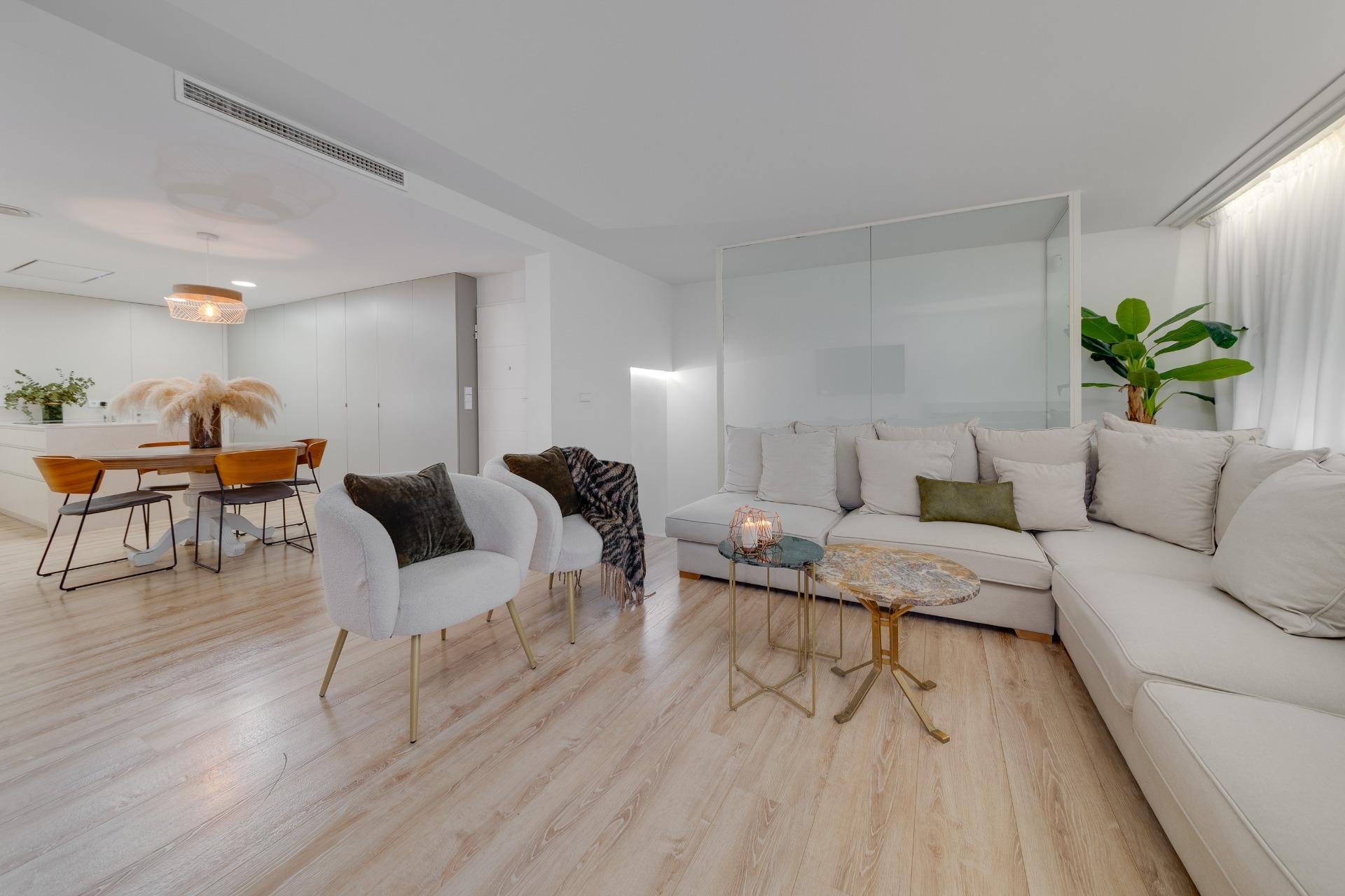Huoneisto Torrevieja, Alicante, Espanja 4 makuuhuonetta, 265 m2 No. 125733