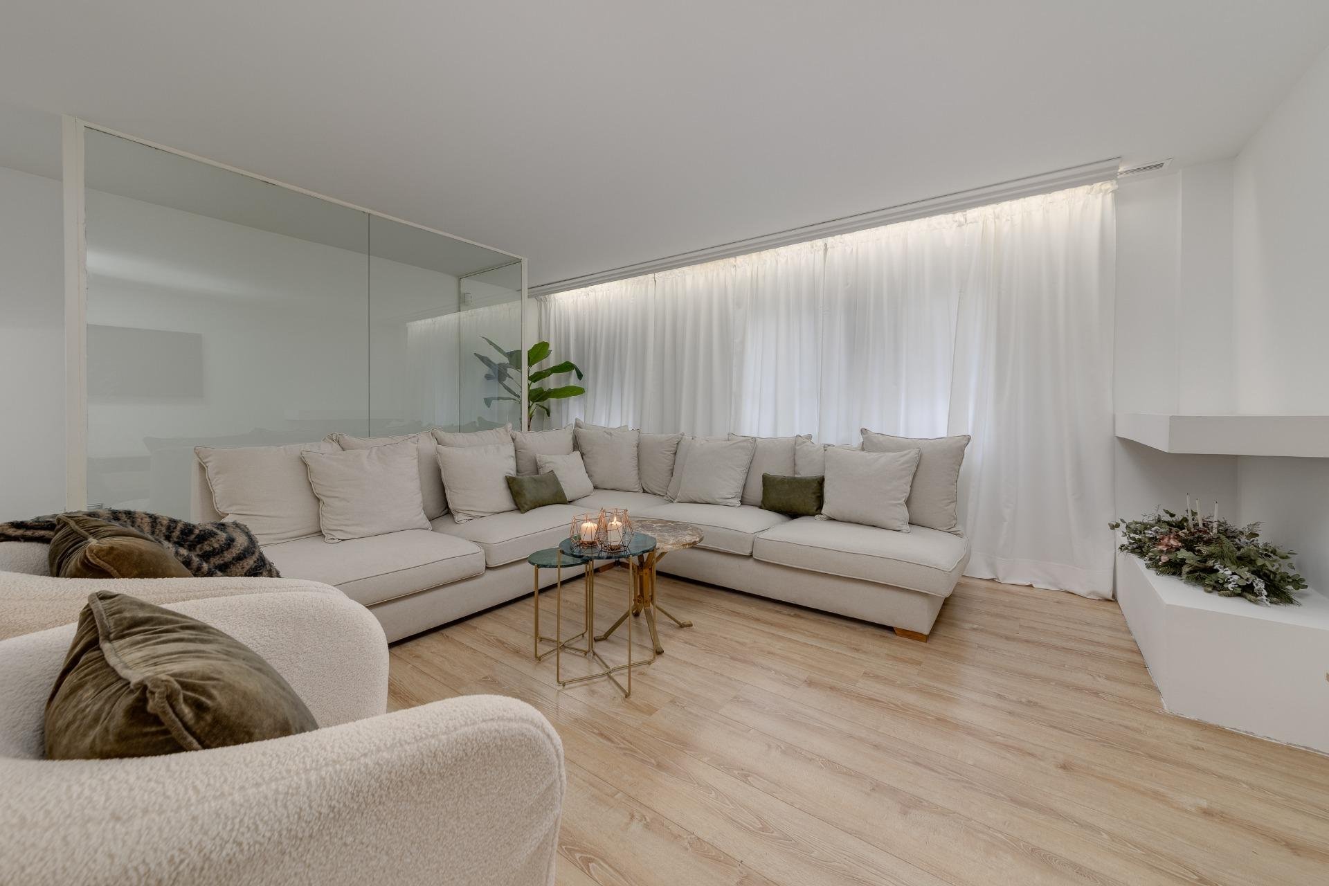 Huoneisto Torrevieja, Alicante, Espanja 4 makuuhuonetta, 265 m2 No. 125733