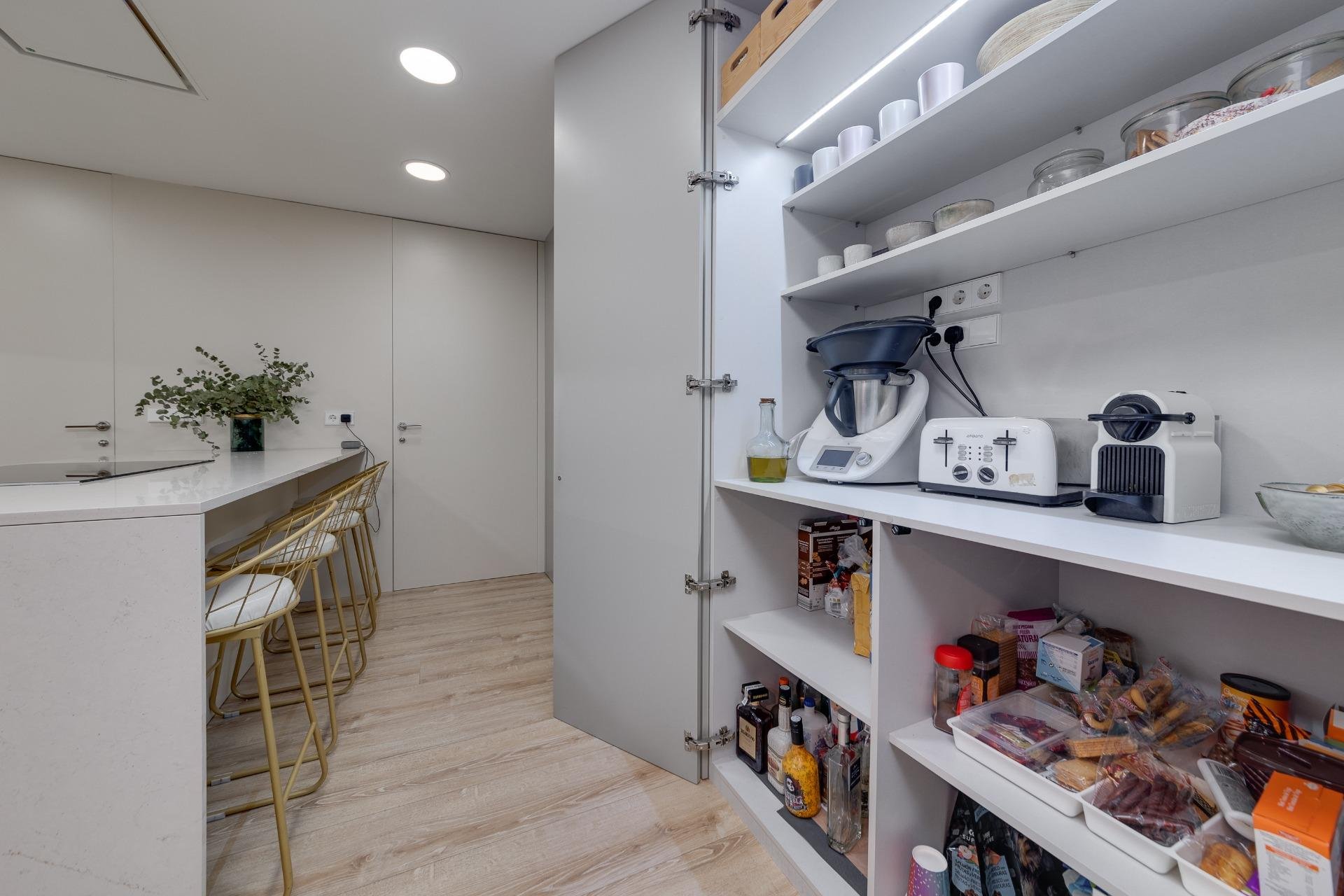 Huoneisto Torrevieja, Alicante, Espanja 4 makuuhuonetta, 265 m2 No. 125733
