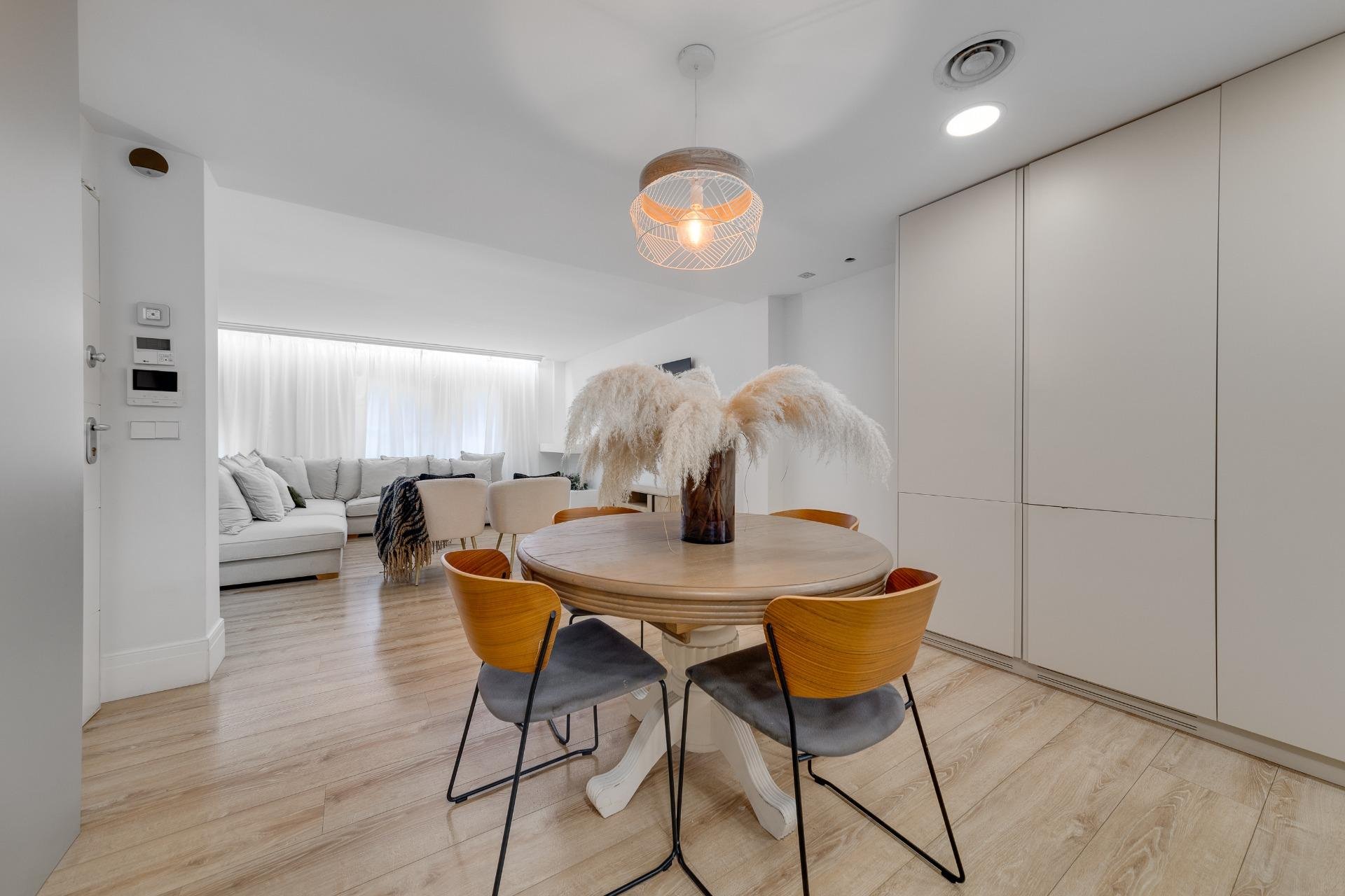 Huoneisto Torrevieja, Alicante, Espanja 4 makuuhuonetta, 265 m2 No. 125733