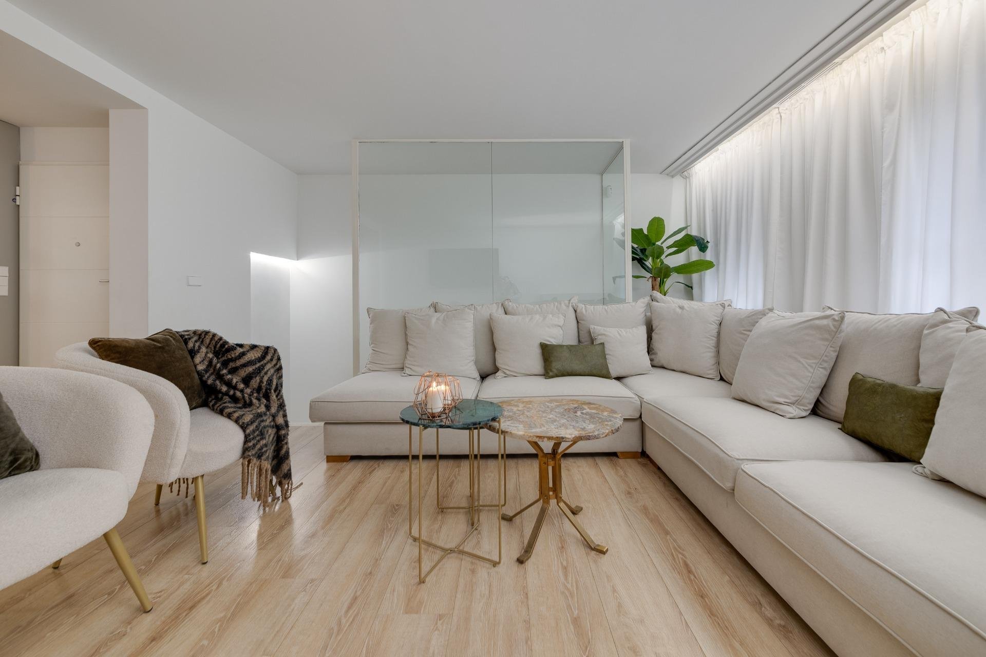 Huoneisto Torrevieja, Alicante, Espanja 4 makuuhuonetta, 265 m2 No. 125733
