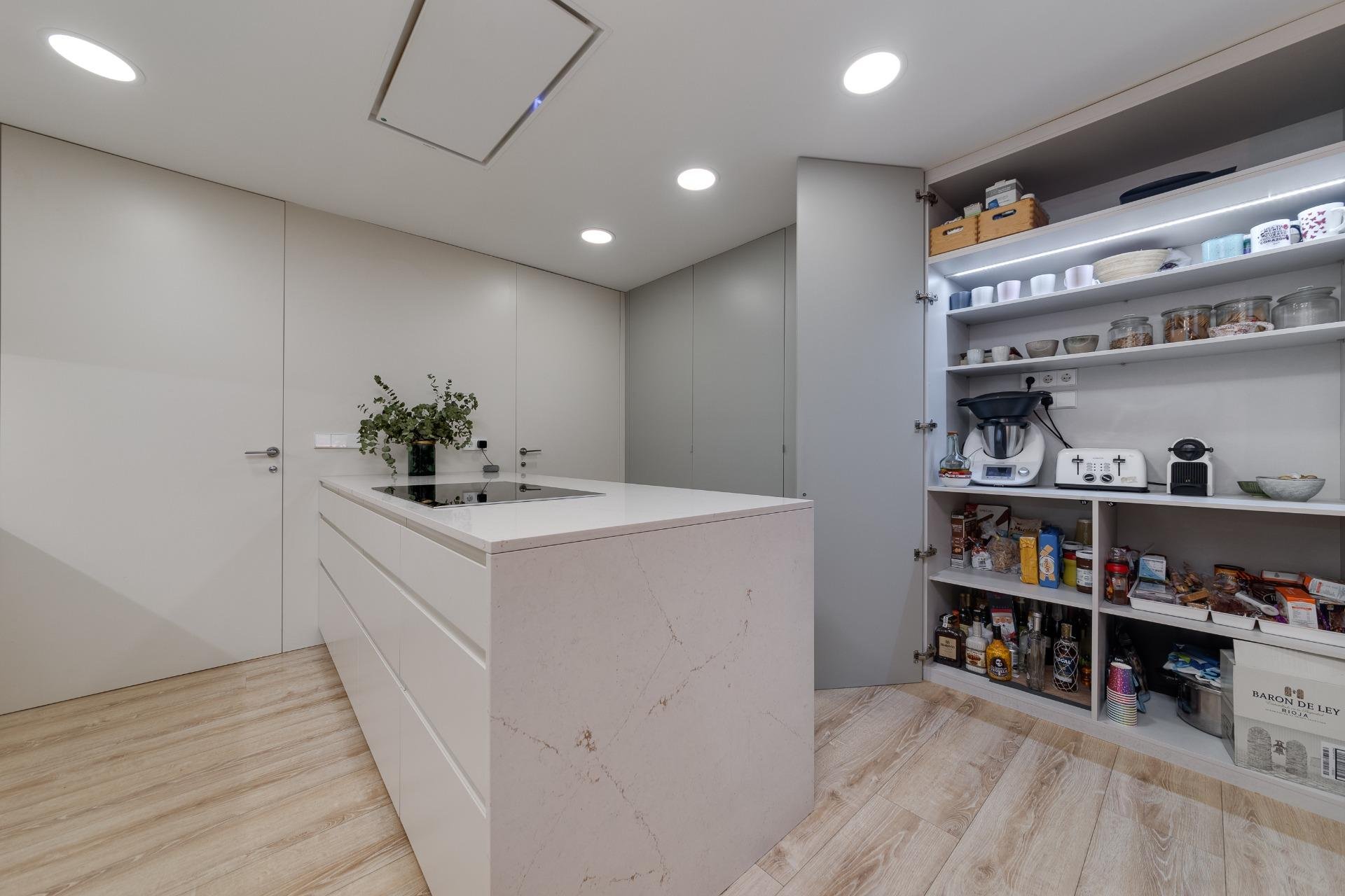 Huoneisto Torrevieja, Alicante, Espanja 4 makuuhuonetta, 265 m2 No. 125733