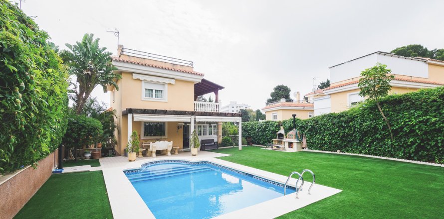 Villa in Torremolinos, Malaga, Spain 4 bedrooms, 290 sq.m. No. 121832