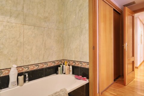 Продажа квартиры в Мадрид, Испания 3 спальни, 128м2 №121427 - фото 23